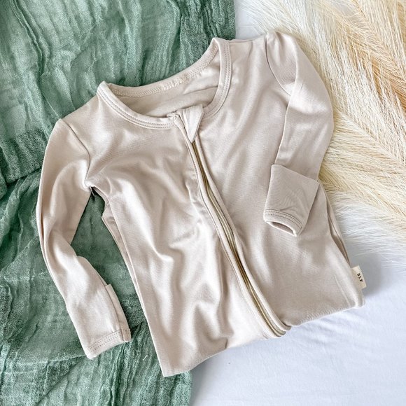 NWT Bear's Little Fish Bamboo Zippered Romper Sand Dune 0-3 Months - Picture 3 of 6